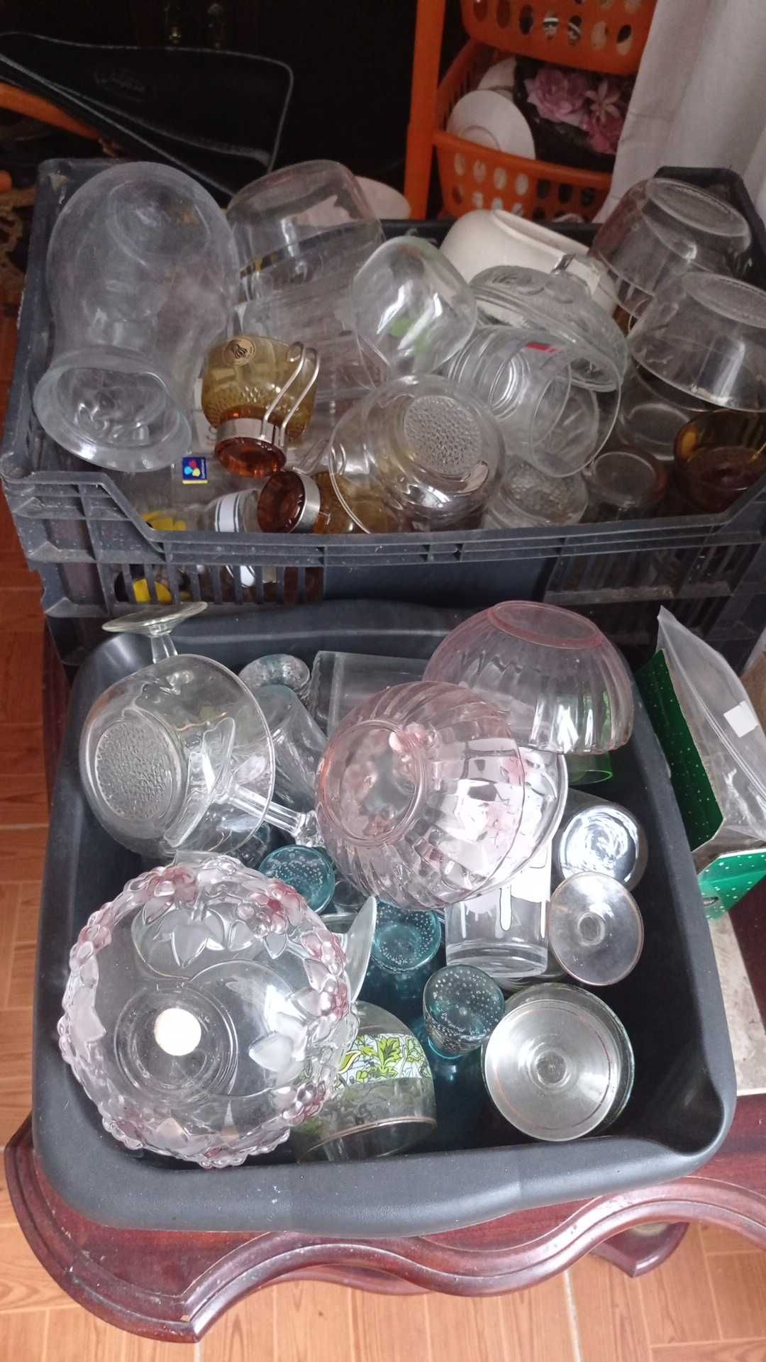 Vendo pratos, copos, canecas e objetos decorativos