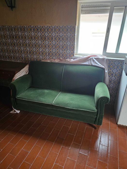 Sofá vintage verde para restauro
