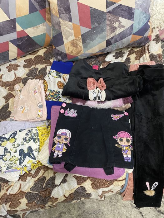 Лот речей на дівчинку