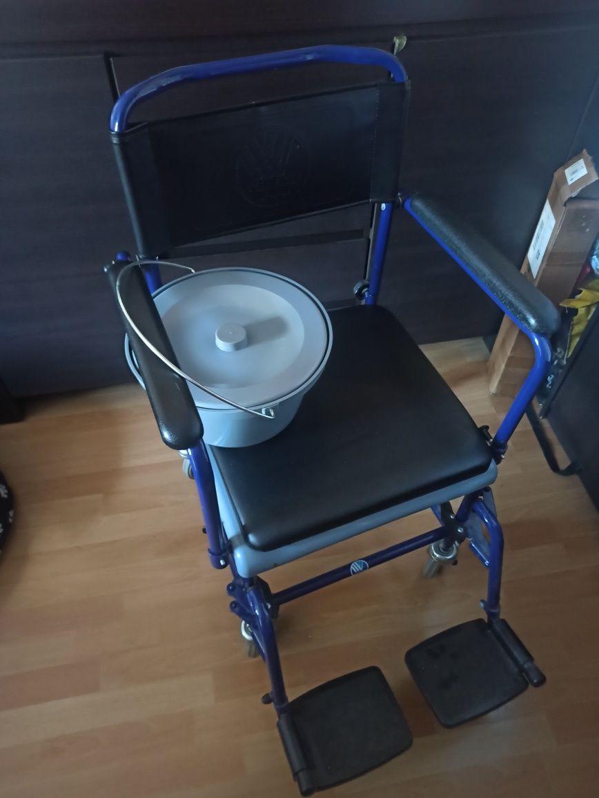 wózek sanitarno-tansportowy z miską pod siedzeniem vermeiren