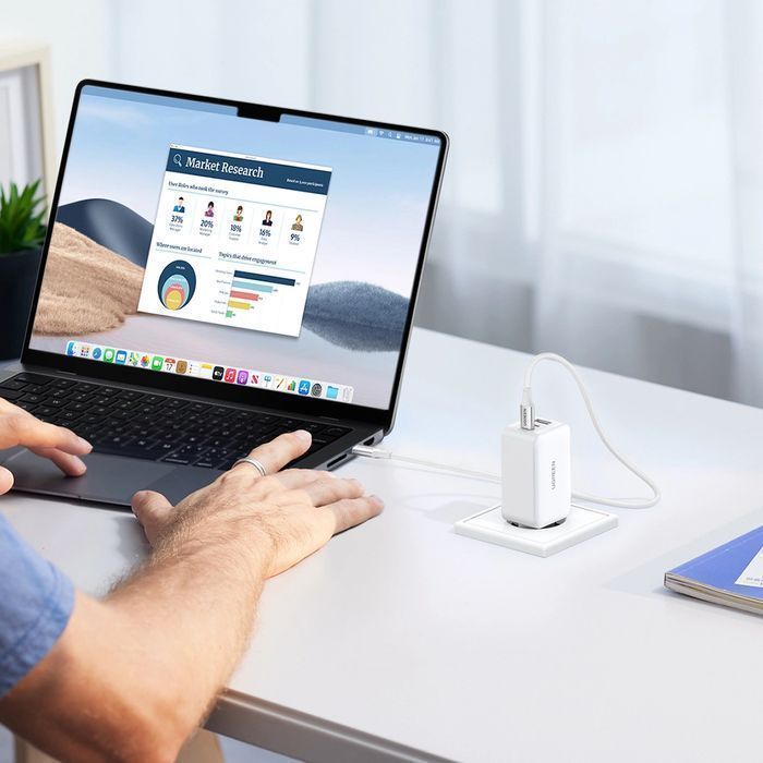 Szybka ładowarka sieciowa GaN Ugreen CD244 65W USB-A / 2x USB-C biała