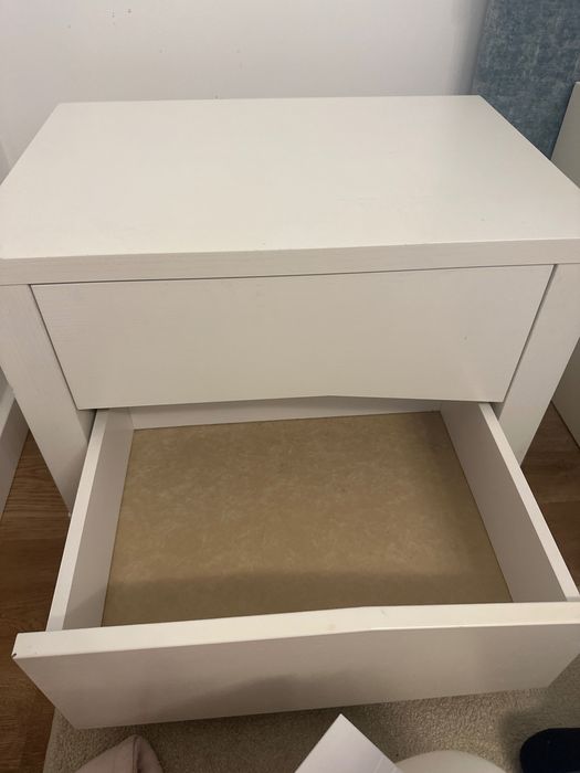 Duas mesas de cabeceira brancas