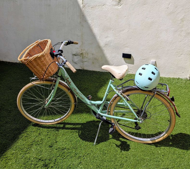 Bicicleta Clássica de Senhora com Cesto e Capacete - Nova