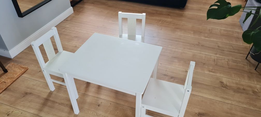 Stolik Ikea Kritter z 3 krzesełkami