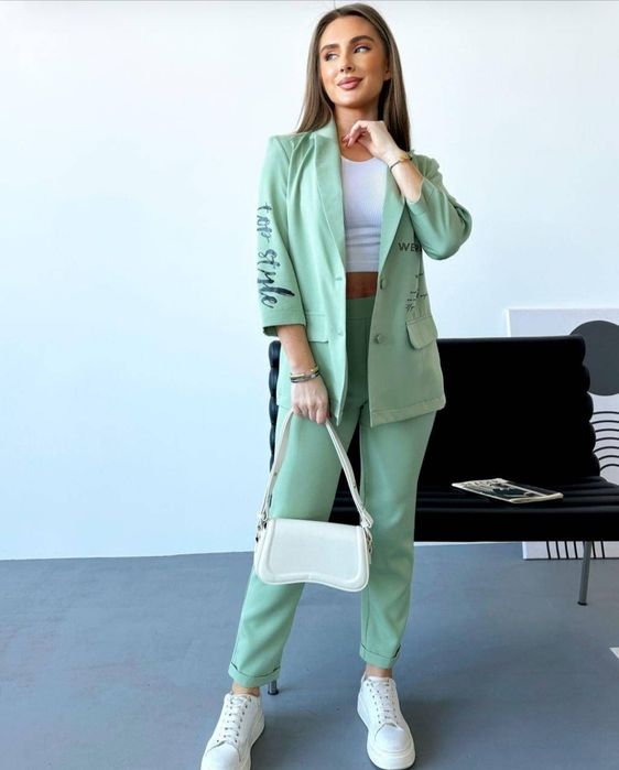 Продаю костюм 250