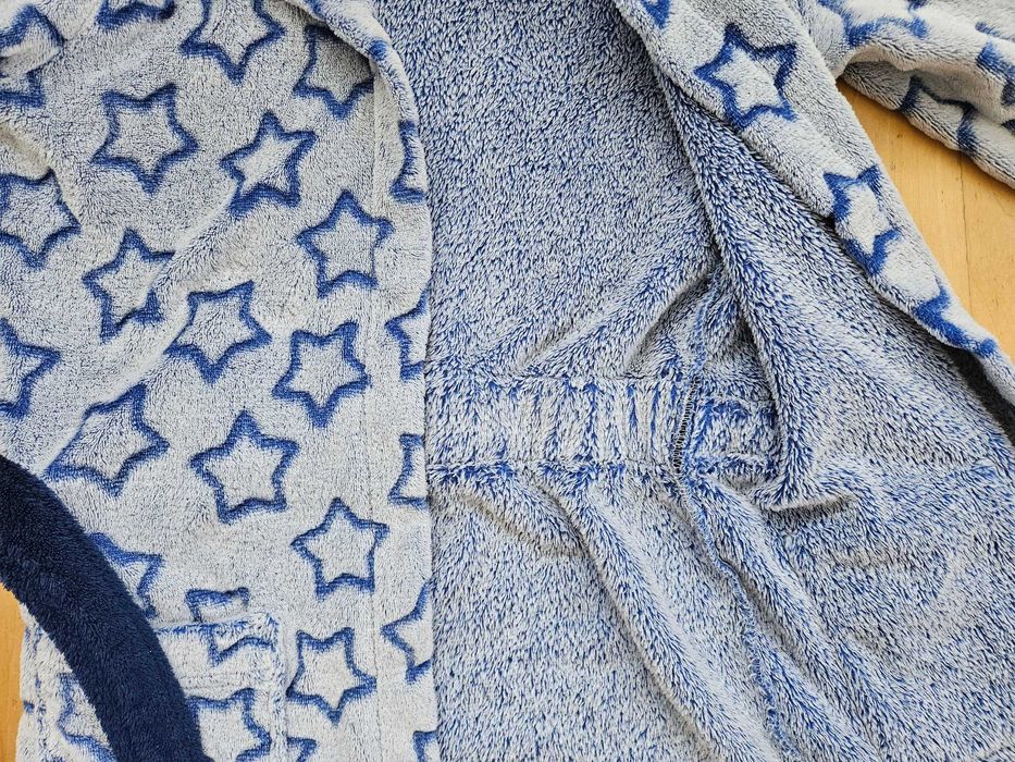 Puszysty szlafrok z kapturem rozm. 122/128