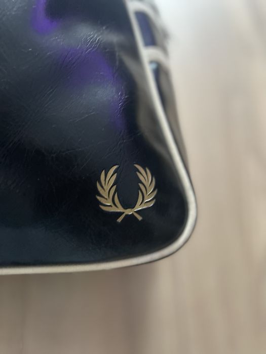 Czarna torba podróżna weekendowa Fred Perry małe logo