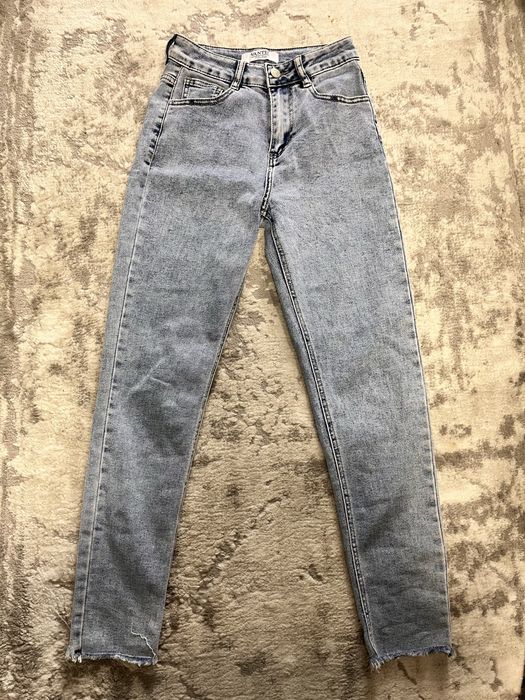 прямі світлі джинси