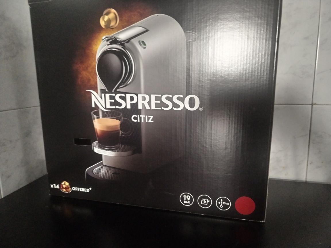 Máquina nespresso nova  com caixa manuais e fatura