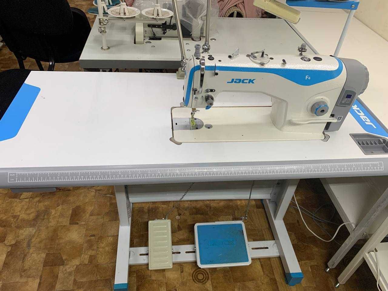 Промышленная швейная машина  Jack F4  Б\У.