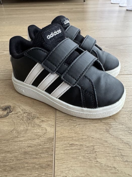 Adidaski czarno-biale chlopiece rozm 23