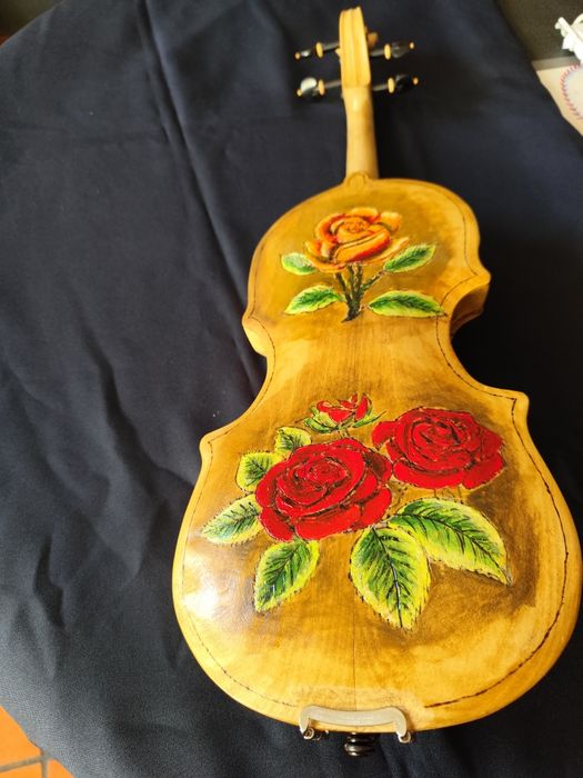 Violino de grande qualidade e decoração a óleo!