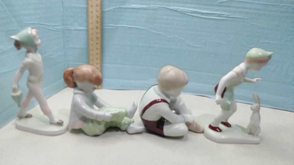 Статуэтка Девочка  одивает штаны и другие Венгрия 1960 годы