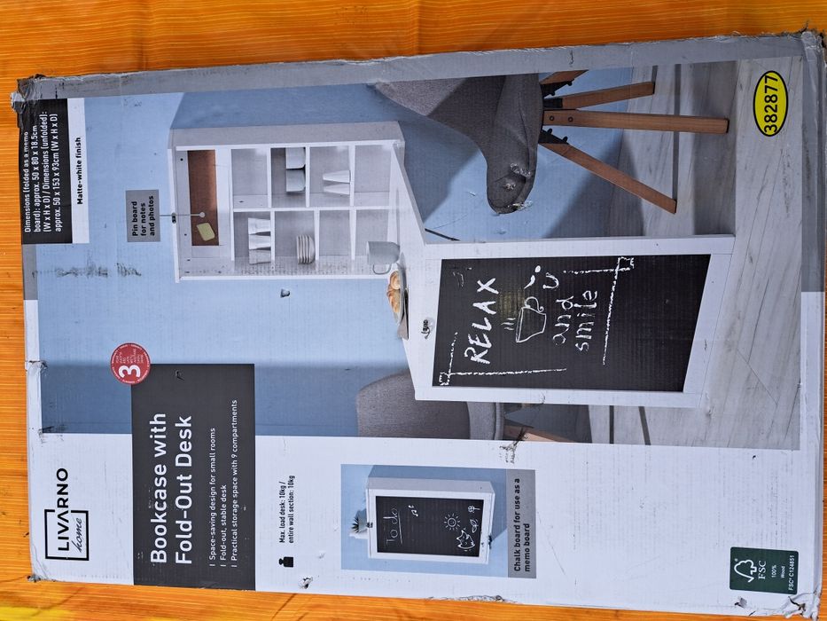 Regał ścienny z składaną półką.