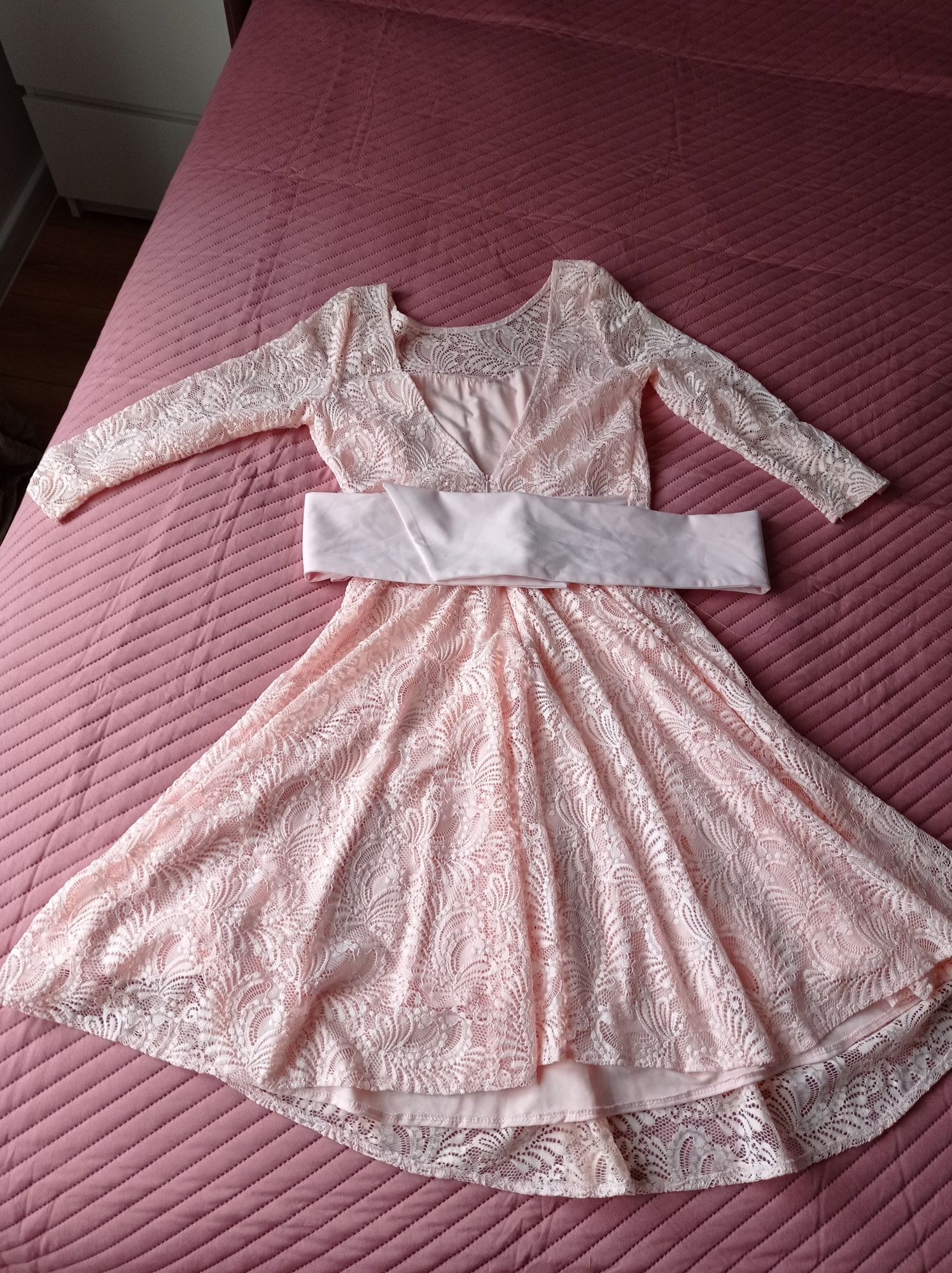 Sukienka z koronki różowa MIDI z wycięciem na plecach vubu