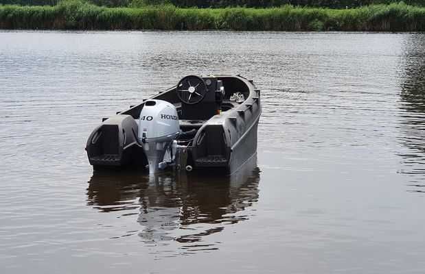 BARCO WHALY 400 NOVO EM POLIETILENO  C/ MOTOR 15 CV DE PUNHO