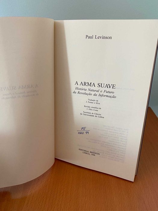 A Arma Suave - Paul Levinson