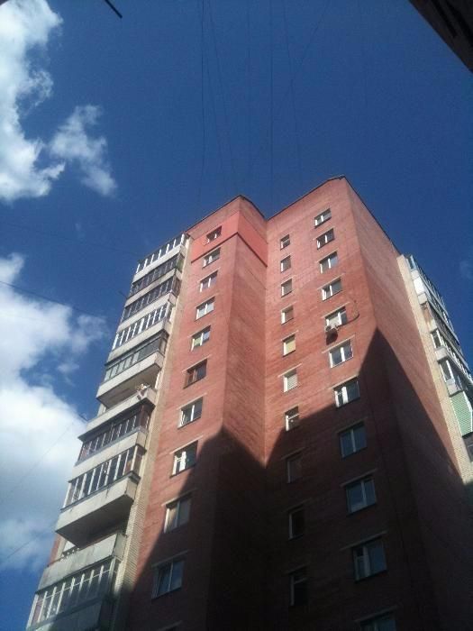 Висотні роботи. Альпіністи. Верхолази. Утеплення фасадів квартир.