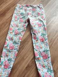 Orsay jeansy w kwiaty z ozdobnym zamkiem na nogawce.