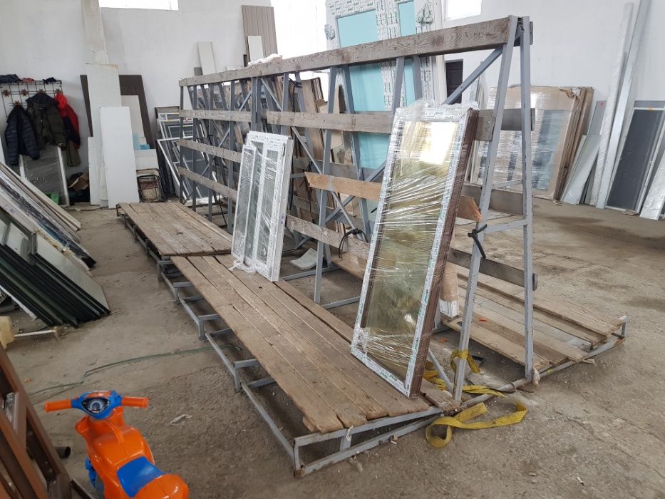 Піраміда під вікна або скло