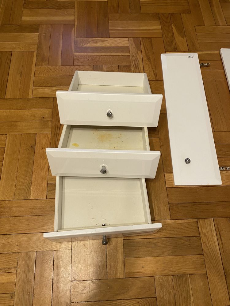 Drzwiczki i szuflady do szafki łazienkowej