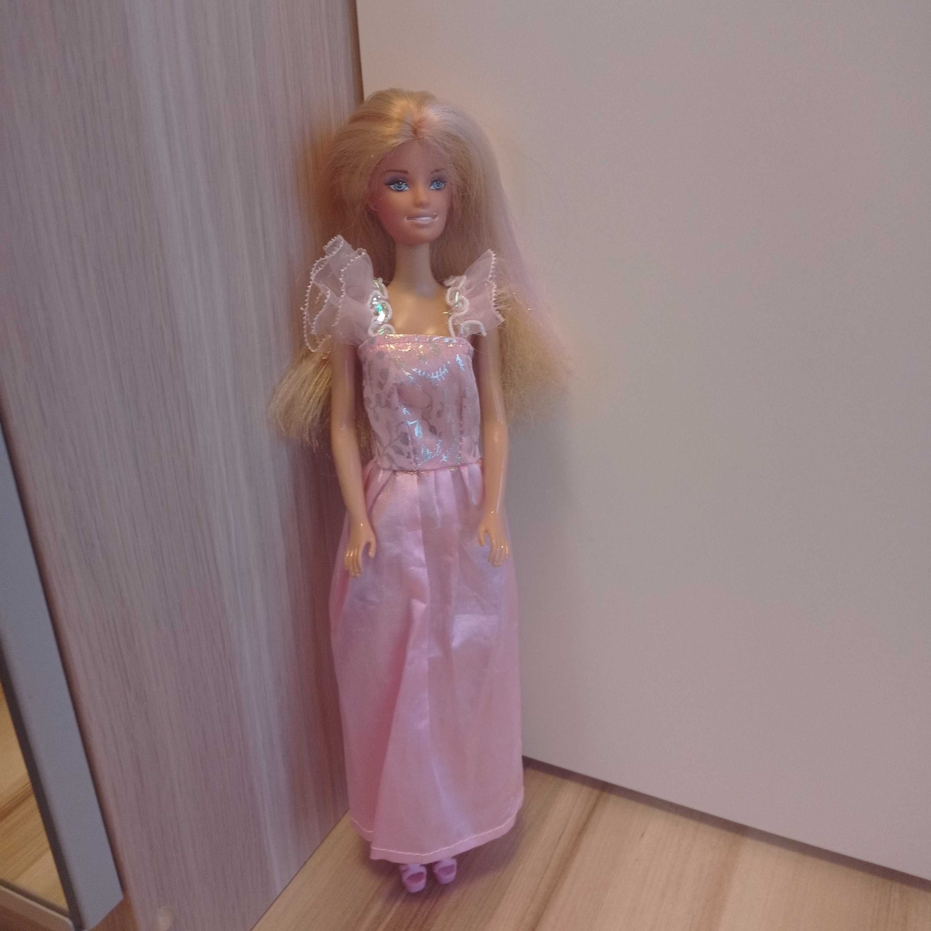 dwie lalki Barbie