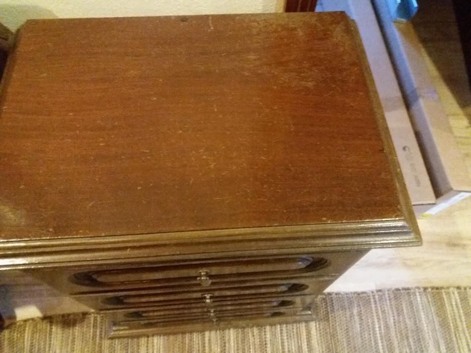 Vendo mesinha de cabeceira com 4 gaveta em madeira-ideal para restauro