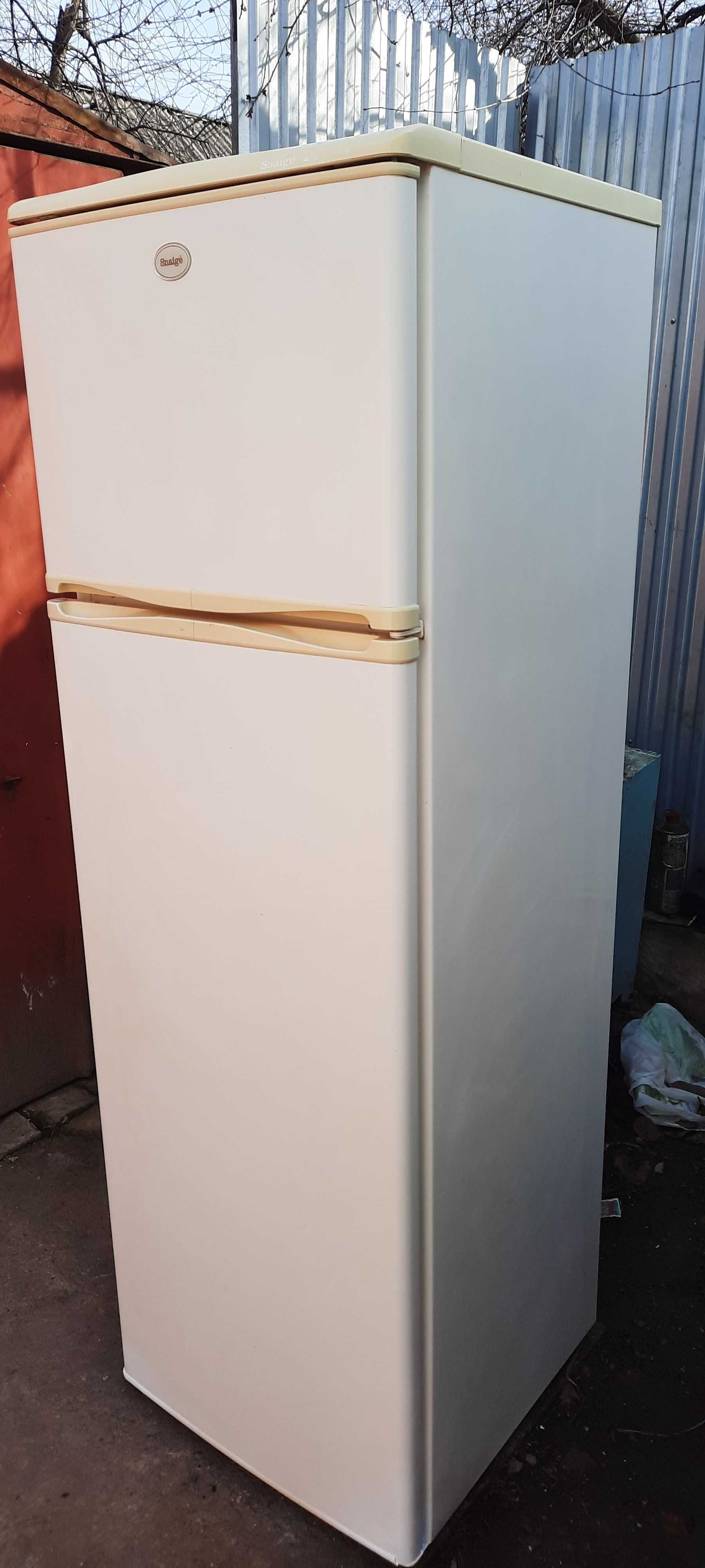 Холодильник Snaige. в отличном рабочем состоянии, 1.7м. 2-х камерный