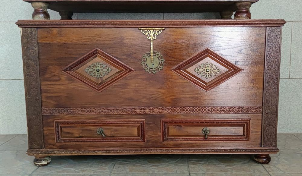 Baú de Madeira com Detalhes em Metal Dourado