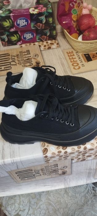 Продам женские кроссовки