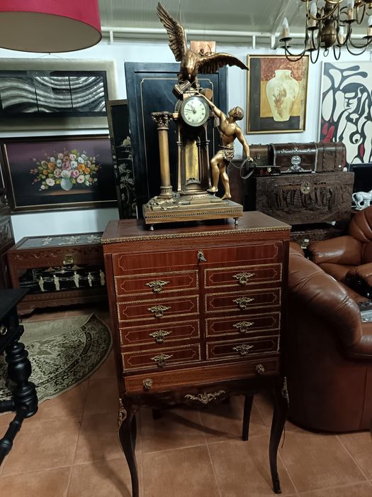 Móvel de estilo com ferragens