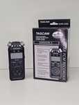 Rejestrator dźwięku Tascam DR05 z uchwytem na głośnik