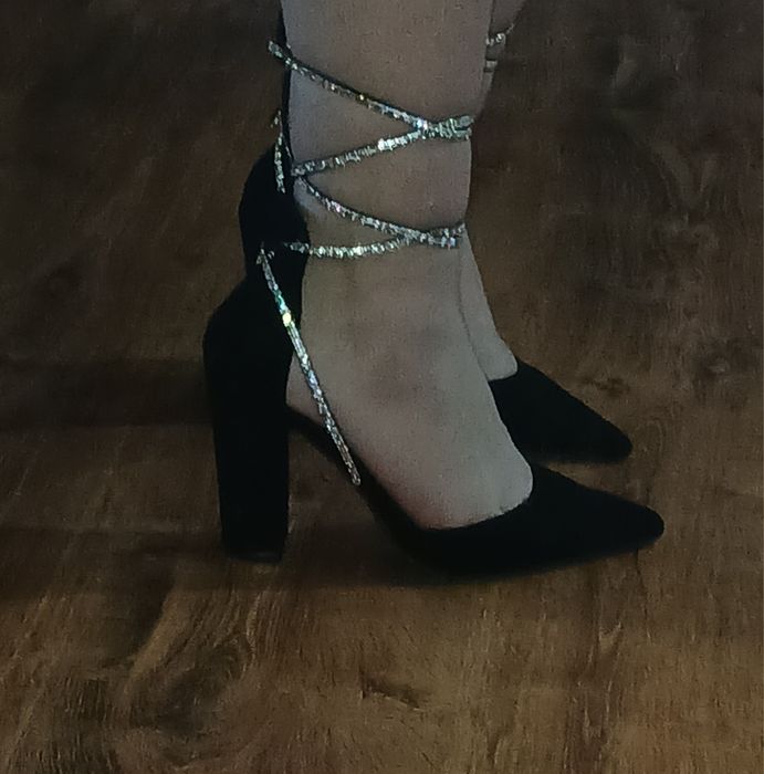 Buty na obcasie z kryształkami