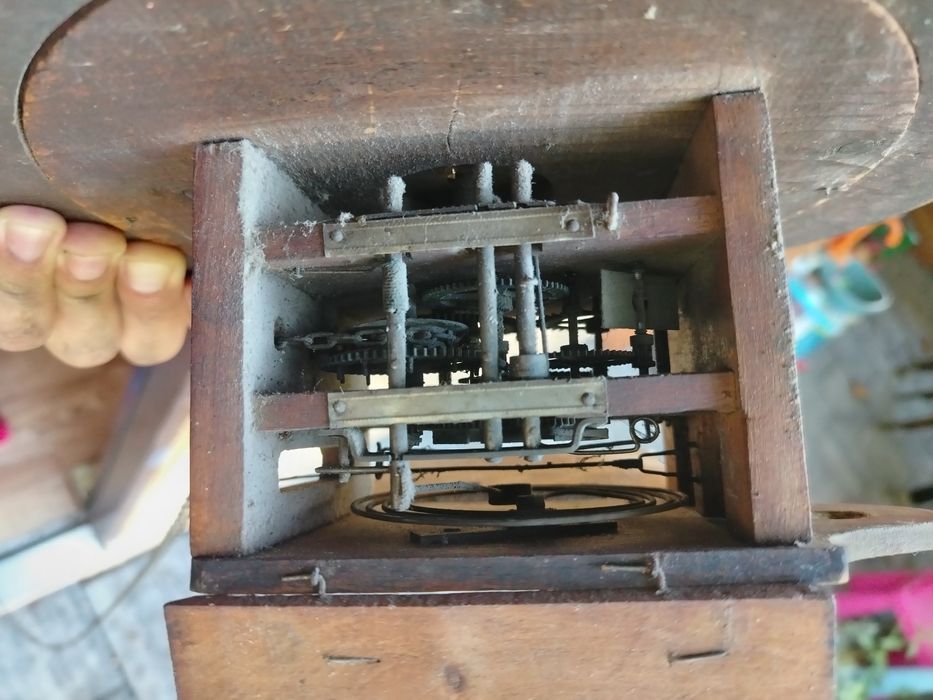 Zegar wiszący sygnowany na tarczy