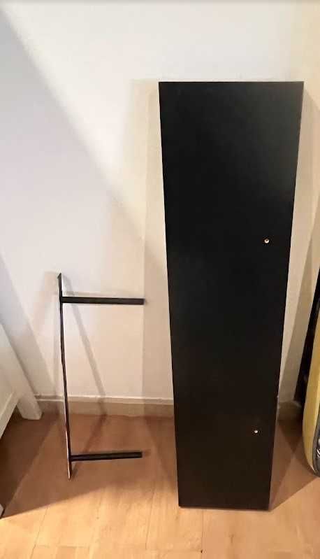 Prateleira de parede preta com suporte em metal