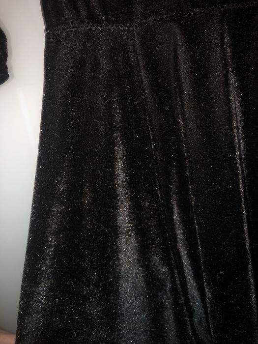 Vesdido preto de veludo com botões dourados