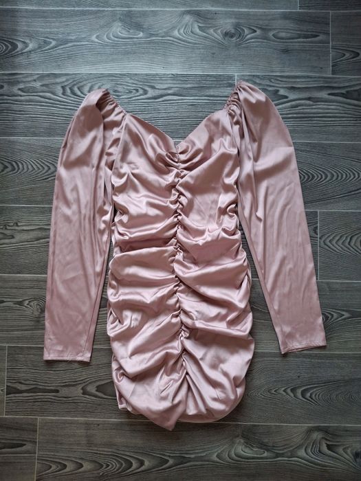 Красива атласна сукня