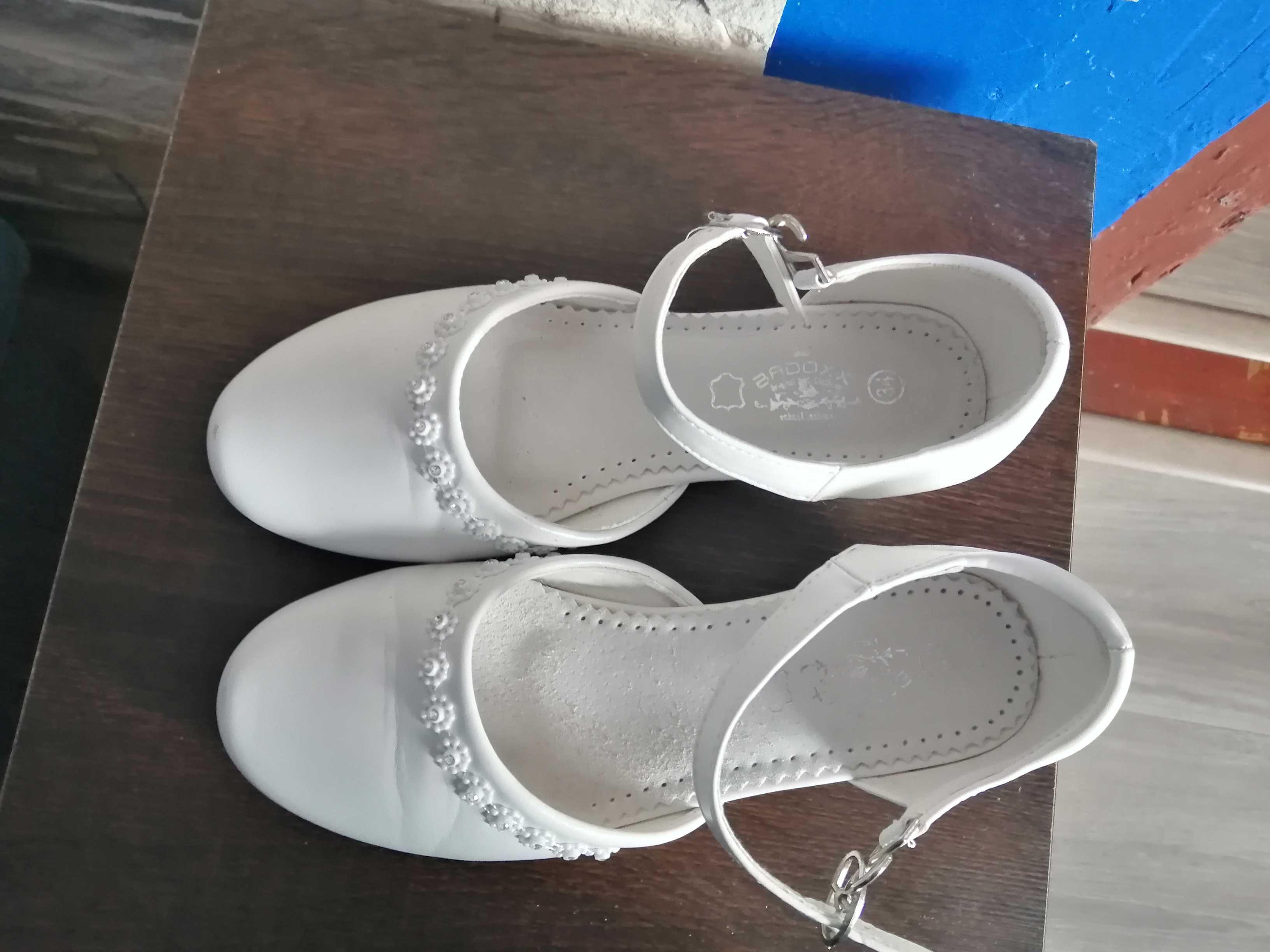 Białe buty roz 34 z Ccc wysyłka gratis