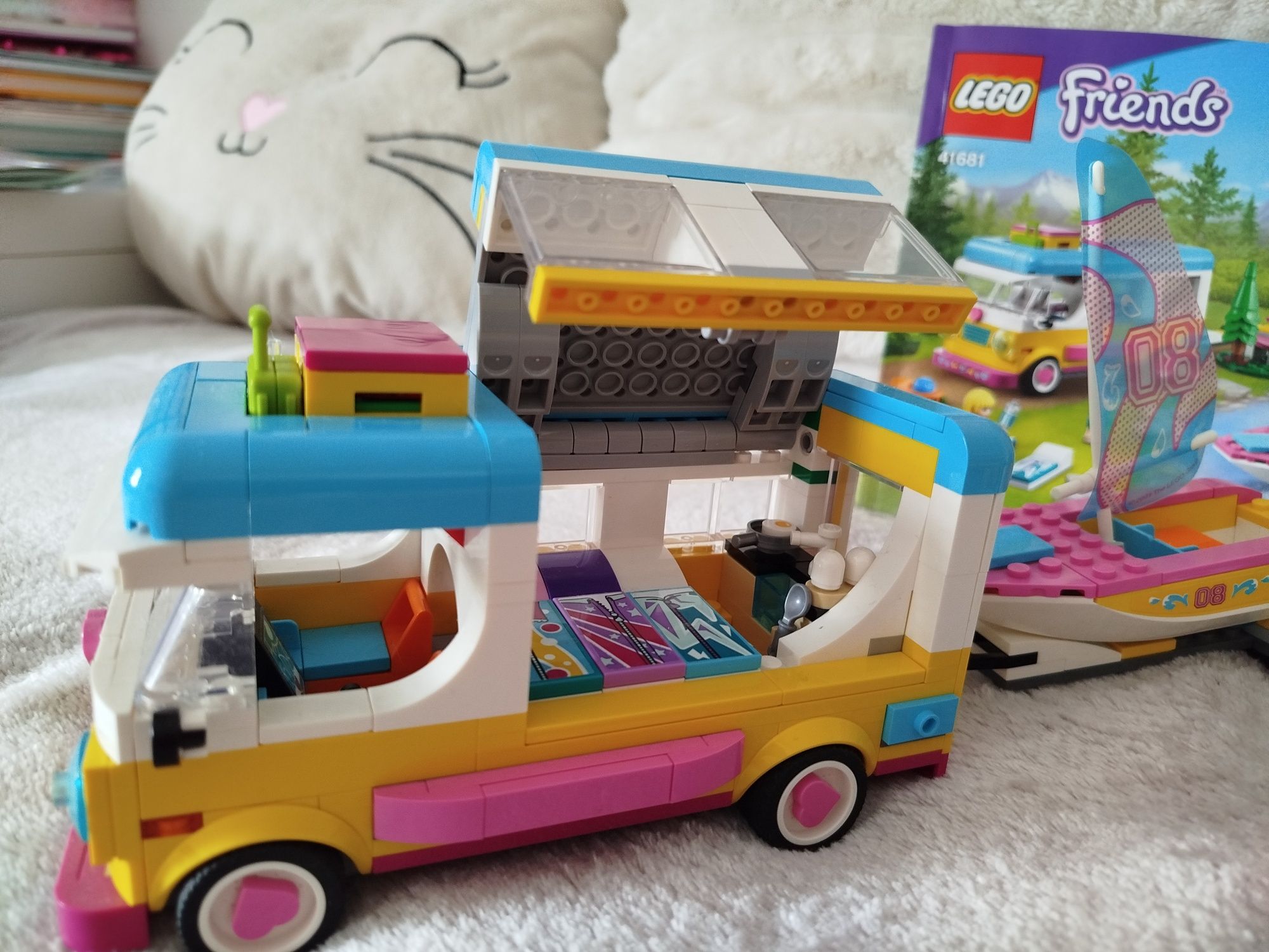 LEGO Friends Leśny mikrobus kempingowy i żaglówka 41681