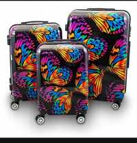 Zestaw podróżnych walizek na obrotowych kółkach