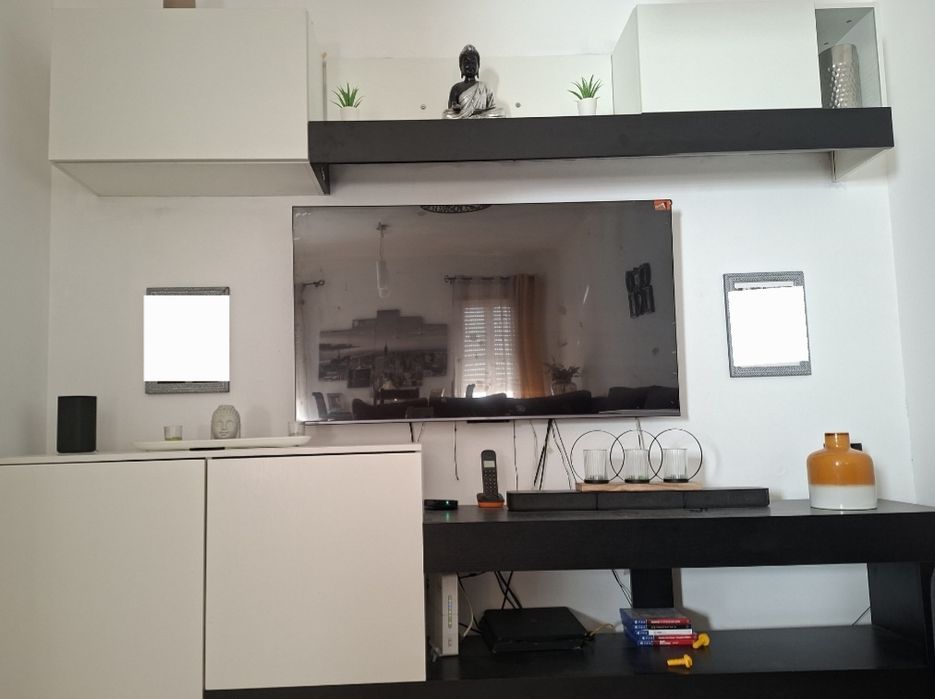 Móvel de sala branco e preto