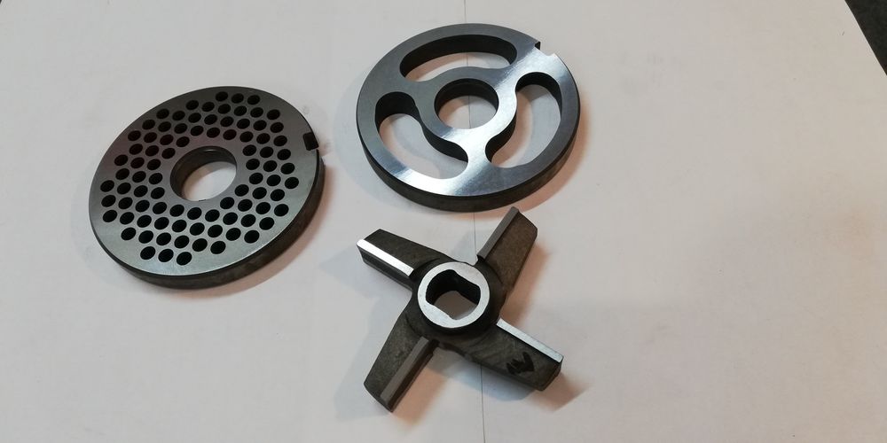 Naprawa maszyn do szycia, ostrzenie noży (strugarskich), sitek itp