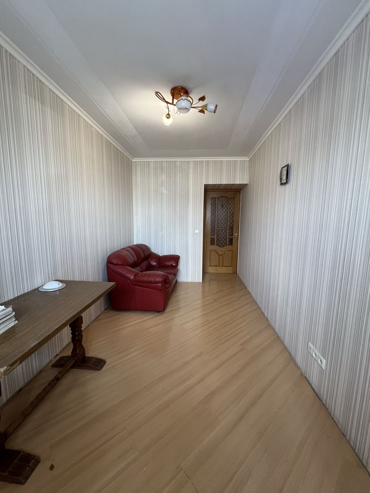 Продам 5 кімнатну квартиру,Варшавський ринок вул.Кравчука