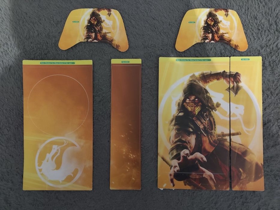 Naklejka na Xbox series X oraz dwa pady xbox w stylu Mortal kombat