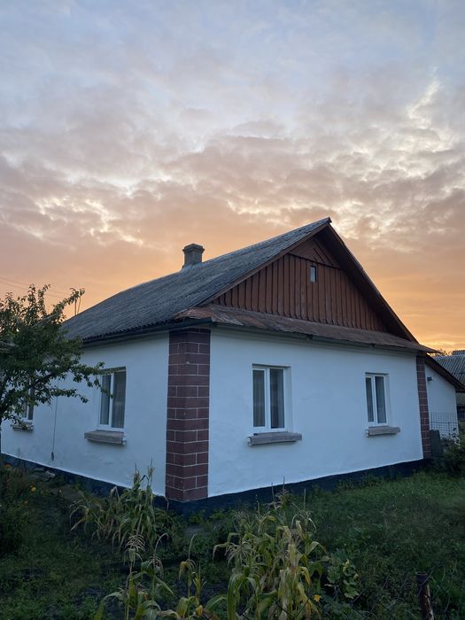 Продається цегляний будинок у затишному районі міста.