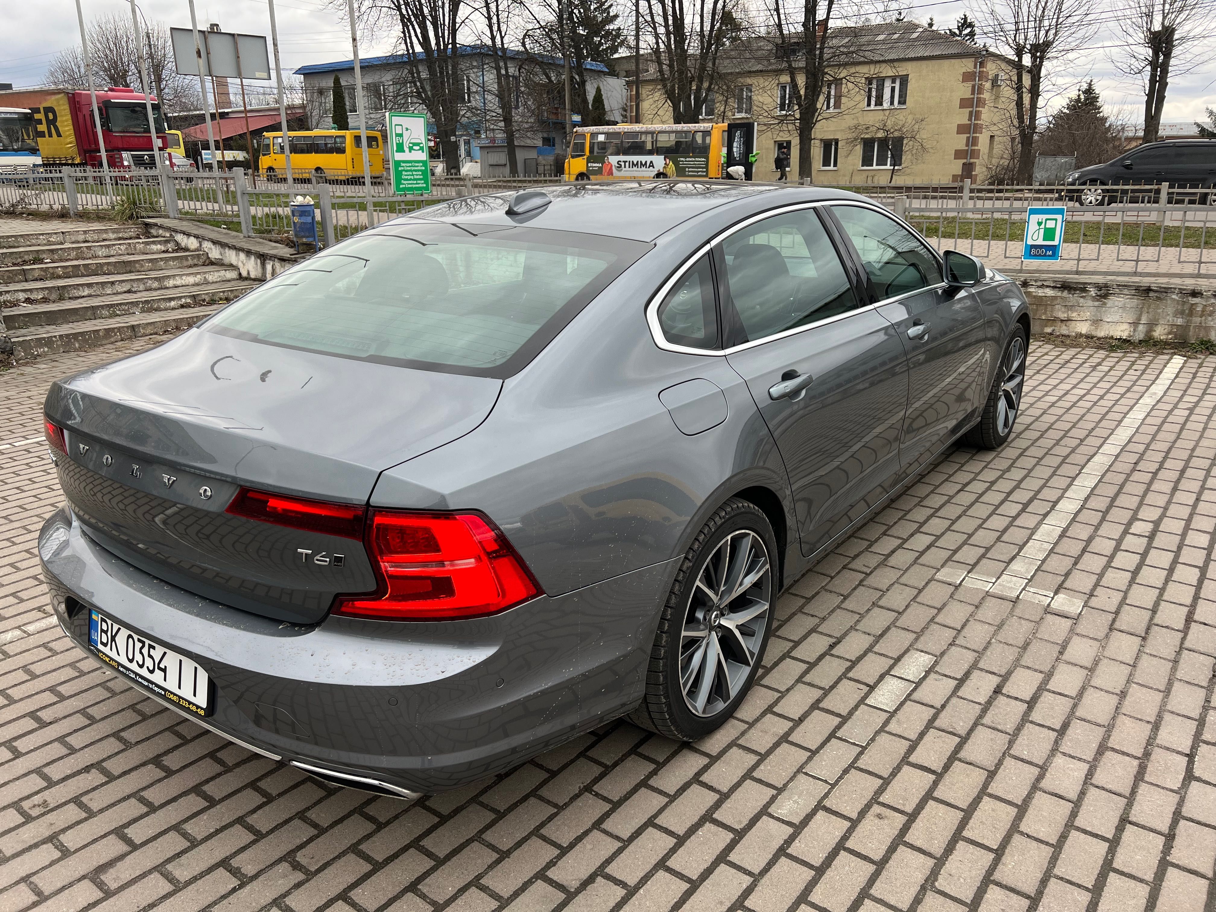 Volvo S90 Momentum Pro