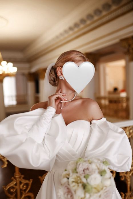 Весільна сукня  з шлейфом біла