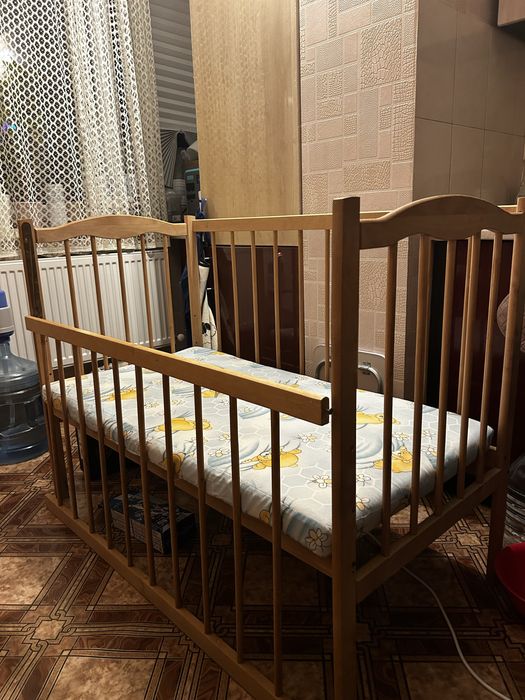 Дитячий манеж з матрасом у гарному стані.