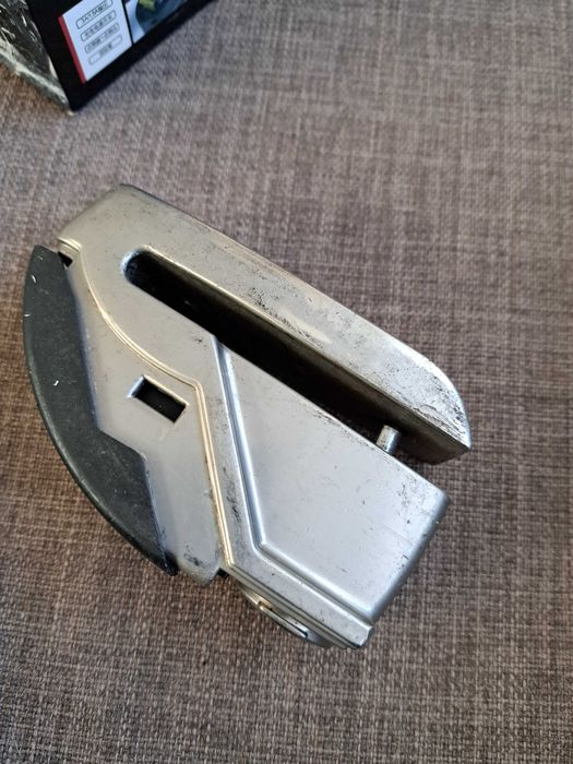 Замок на колесо мотоцикла з сигналізацією