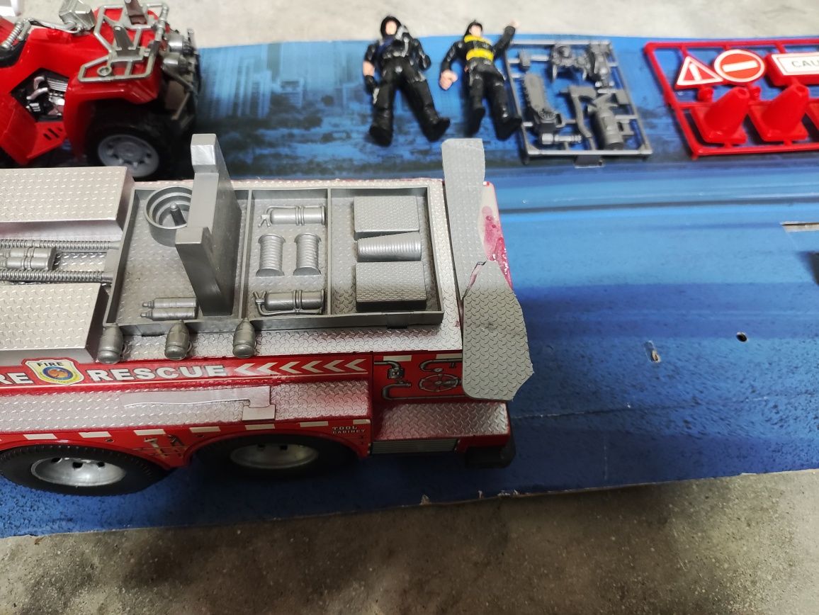 Camiao de bombeiros (40cm) com moto 4 e bonecos